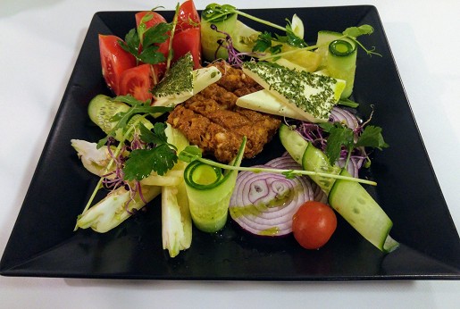 Tatárbeefsteak kerti zöldségekkel ,vajjal,pirítossal 10 dkg