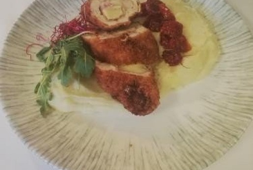"Cordon bleu" csirkemell Kiskulacs módra (Házi sonkával és füstölt sajttal töltve,panko morzsában sütve) aszalt paradicsom karikákkal és burgonyapürével
