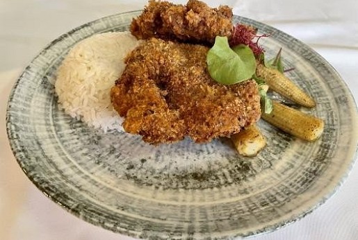 Fűszeres panko morzsában sült filézett csirkecomb bulgur salátával