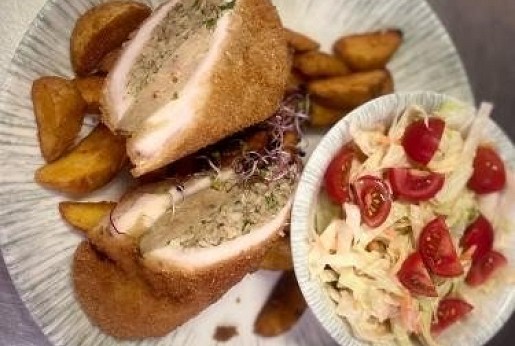 Libamájjal és vargányával töltött jércemell fűszeres steak burgonyával, friss salátával és ezersziget öntettel