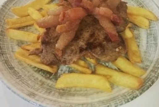 Cigánypecsenye "Kiskulacs" módra kakastaréjjal és fűszeres csónakburgonyával (L)
