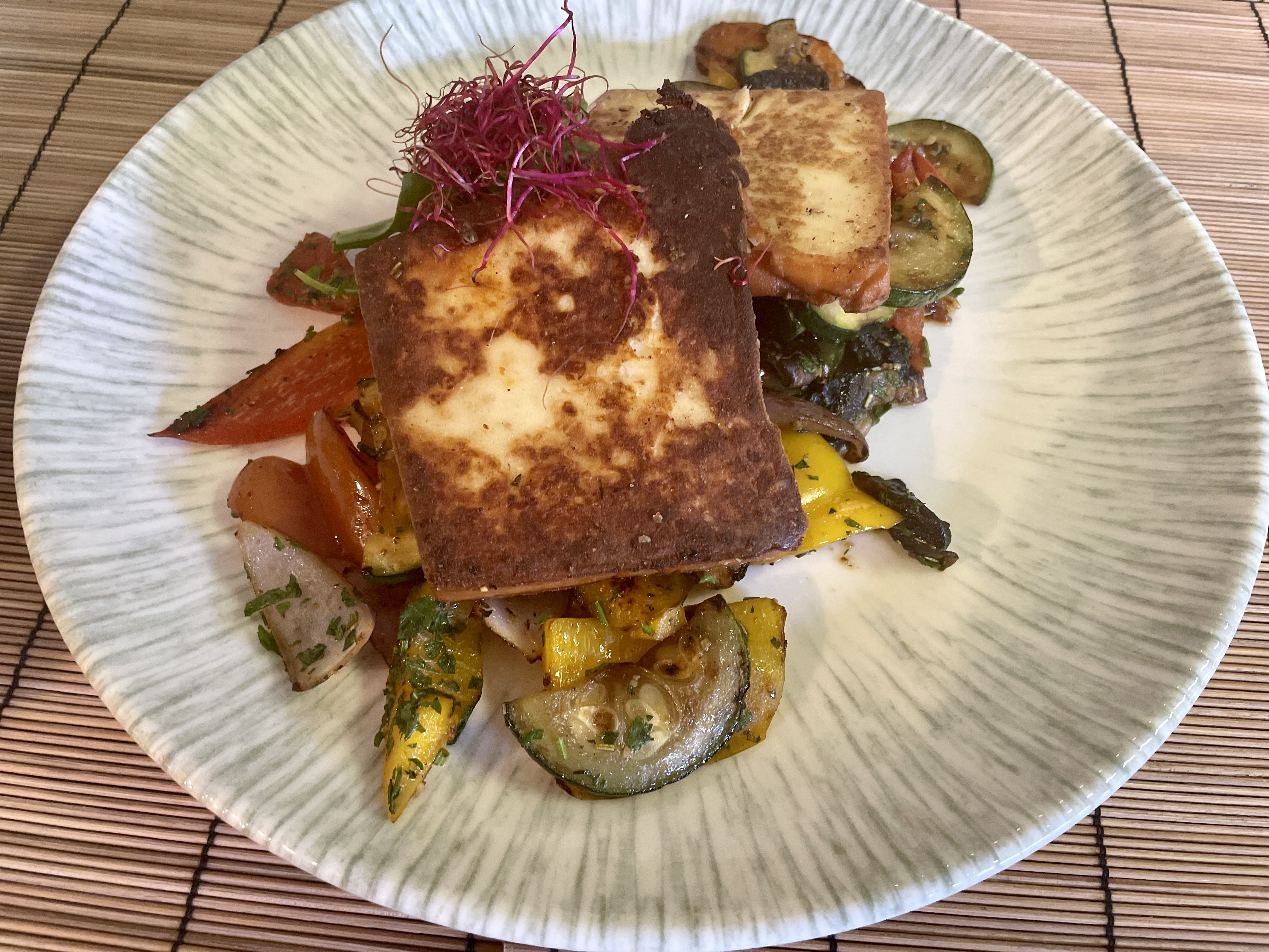 Grillezett füstölt sajt steak grill zöldséggel