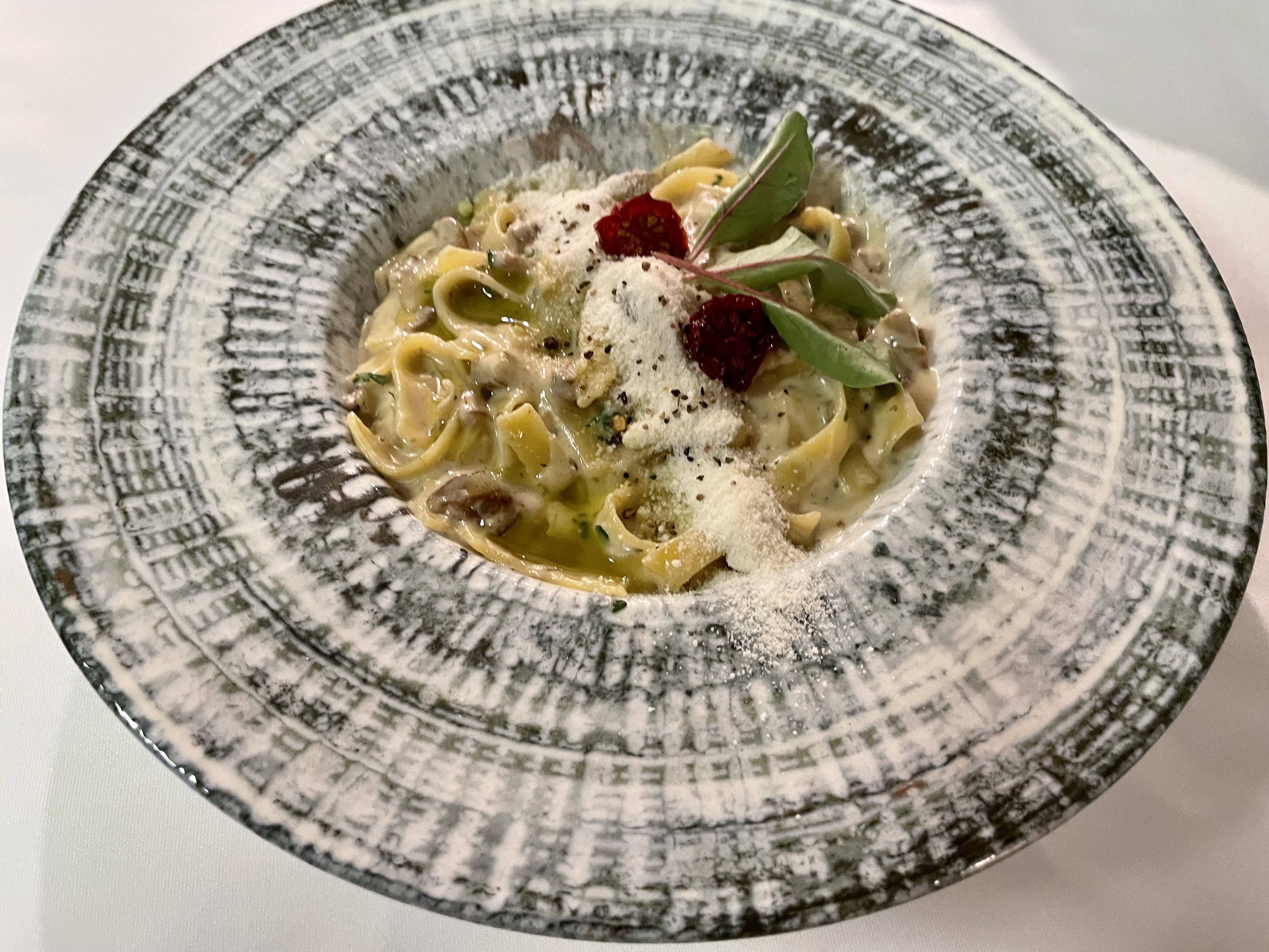 Tejszínes-vargányás tészta parmezán forgáccsal