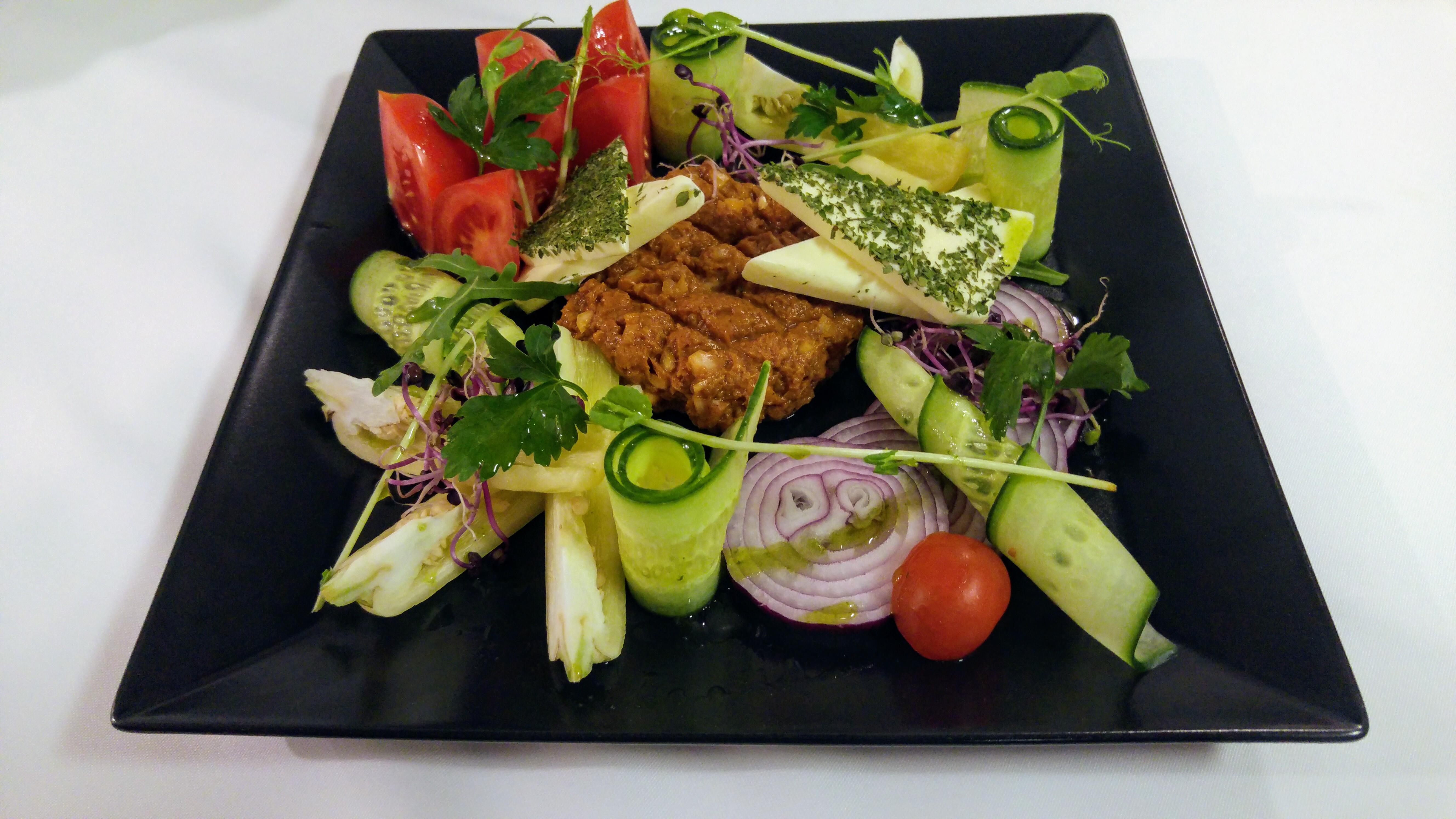 Tatárbeefsteak kerti zöldségekkel ,vajjal,pirítossal 10 dkg